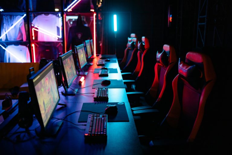 Esports & Gaming Cafés